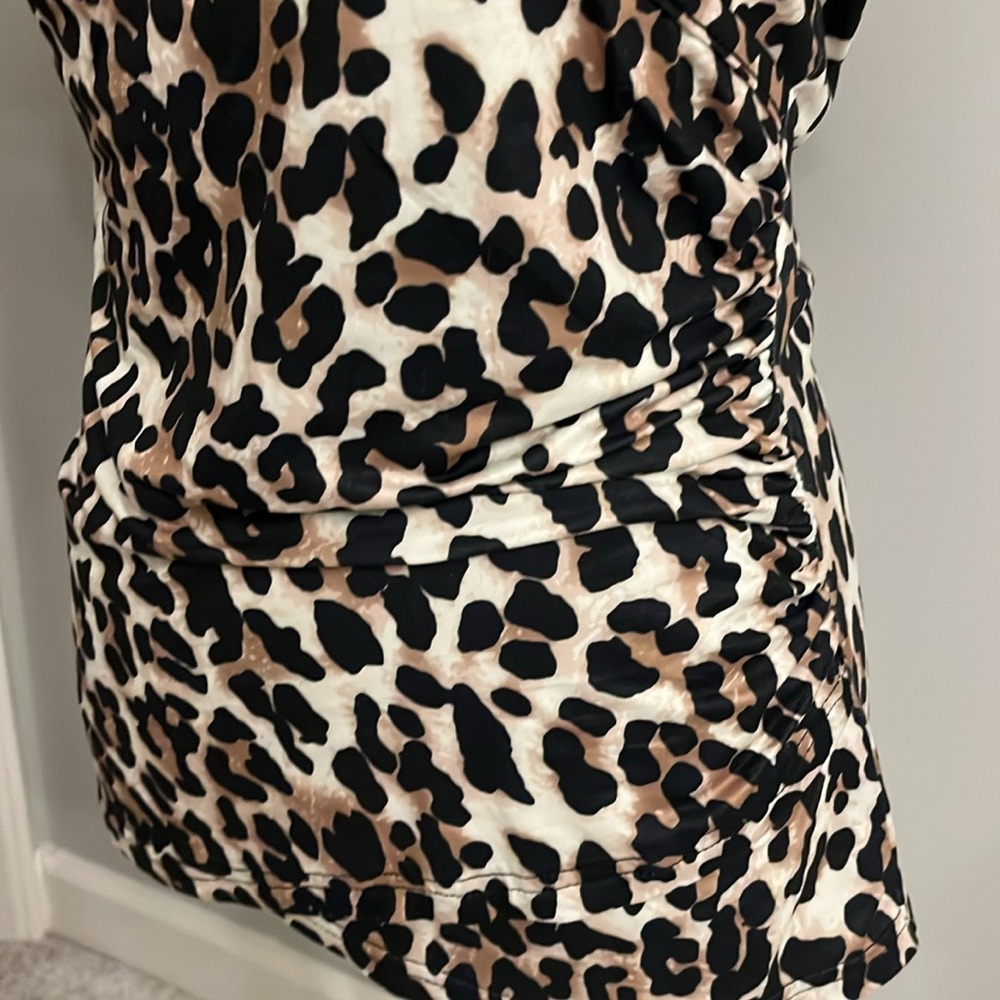 ⭐️Leopard print shirt short sleeve shirt size M - Picture 2 of 3